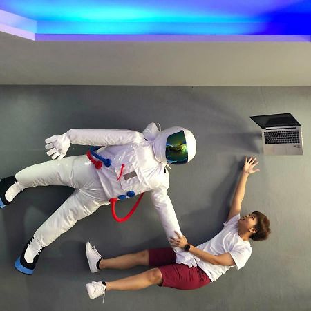 Met A Space Pod @ Asoke Bangkok Exteriör bild