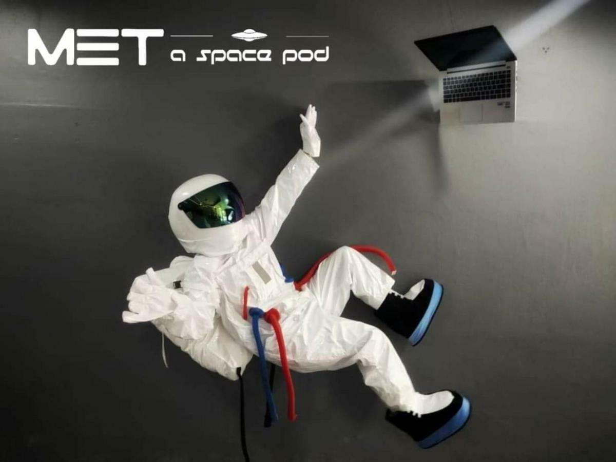 Met A Space Pod @ Asoke Bangkok Exteriör bild
