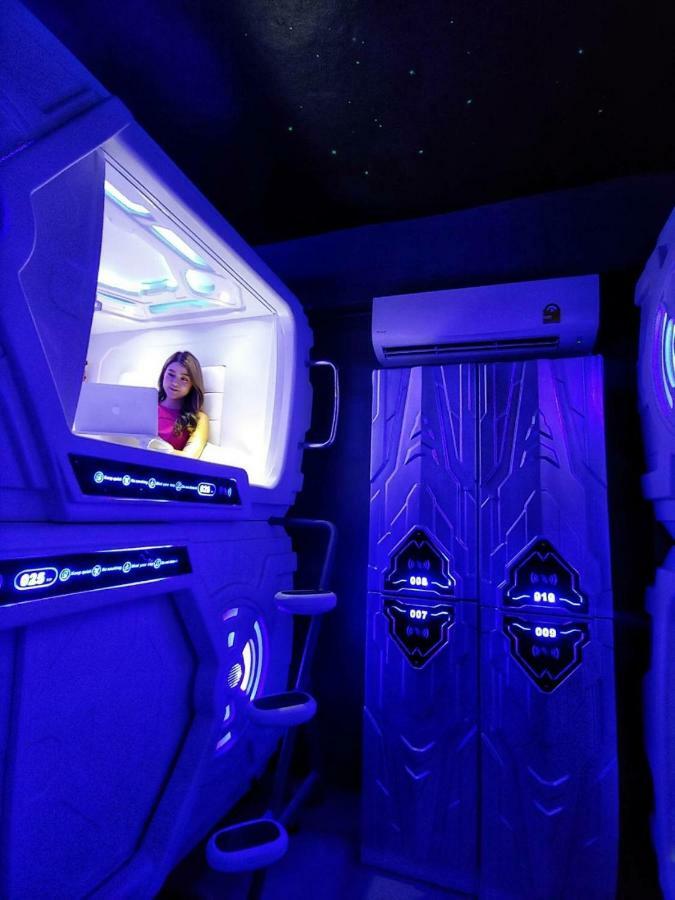 Met A Space Pod @ Asoke Bangkok Exteriör bild