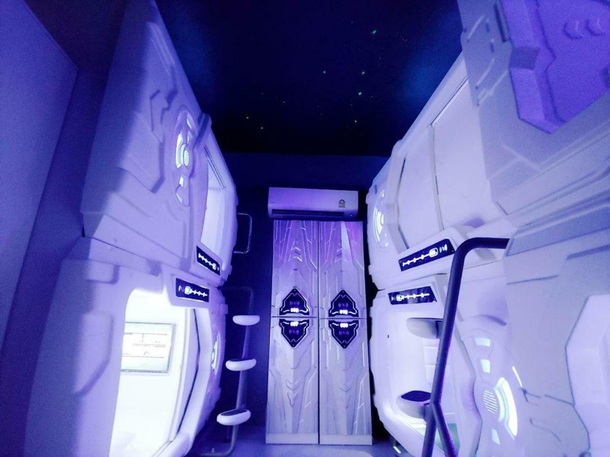 Met A Space Pod @ Asoke Bangkok Exteriör bild