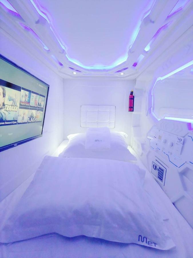 Met A Space Pod @ Asoke Bangkok Exteriör bild
