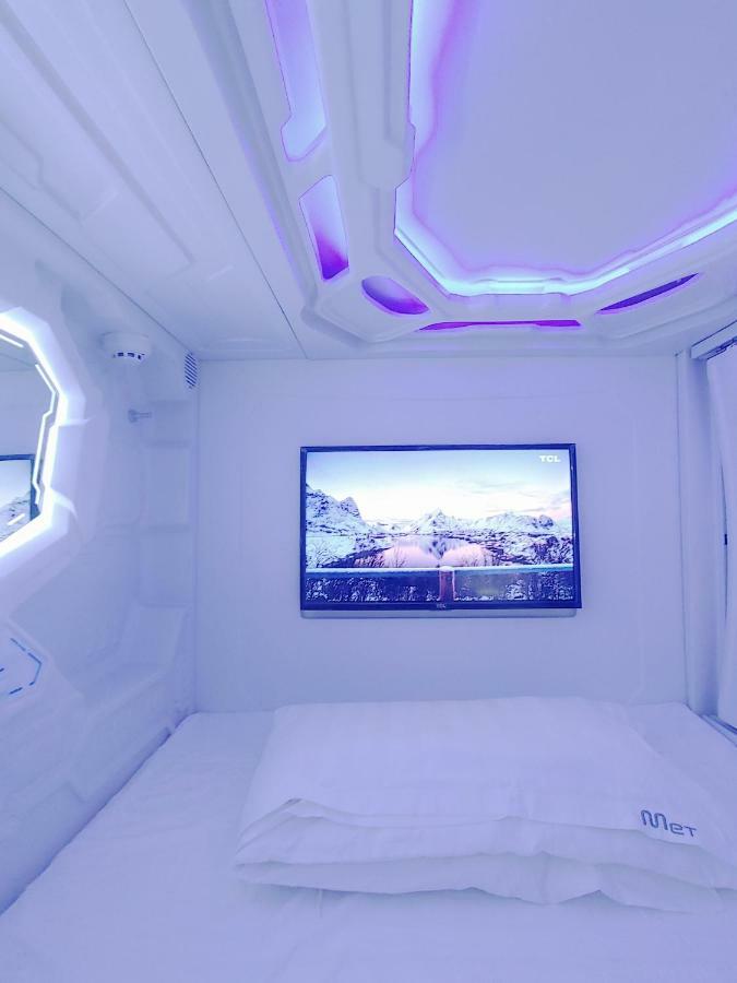 Met A Space Pod @ Asoke Bangkok Exteriör bild