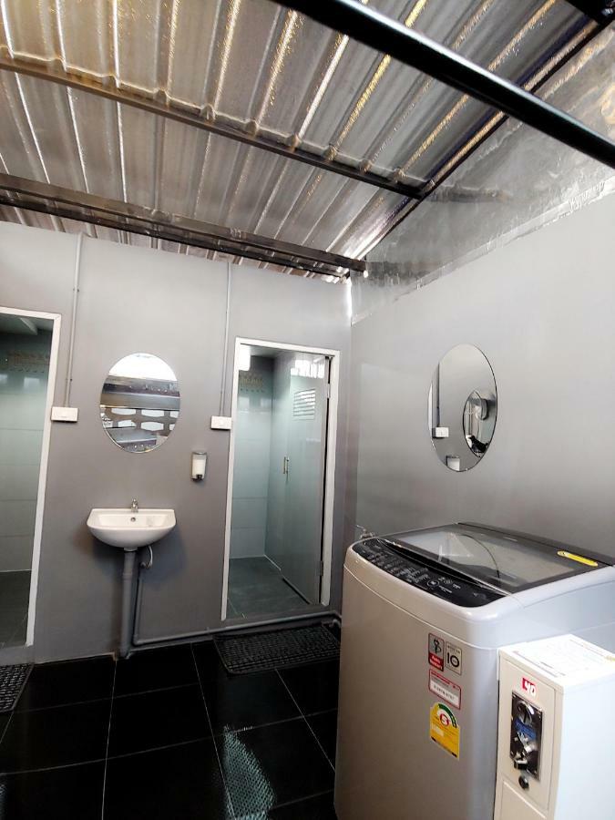 Met A Space Pod @ Asoke Bangkok Exteriör bild