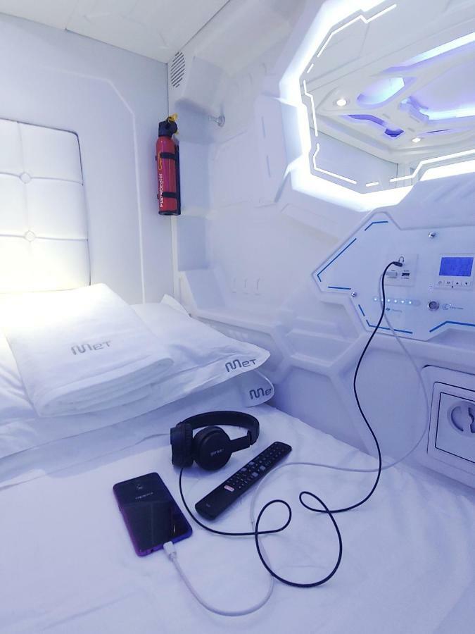 Met A Space Pod @ Asoke Bangkok Exteriör bild