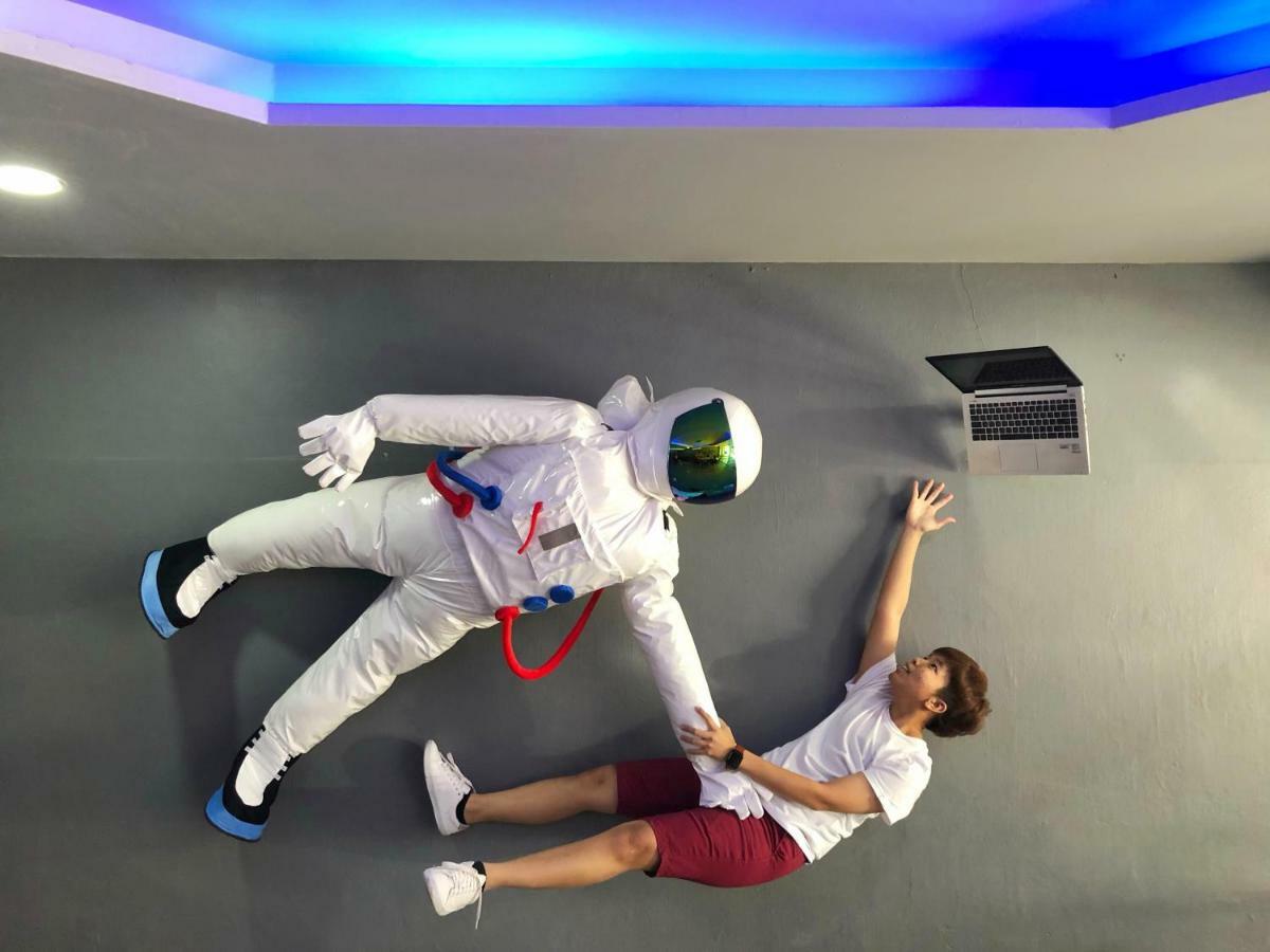 Met A Space Pod @ Asoke Bangkok Exteriör bild