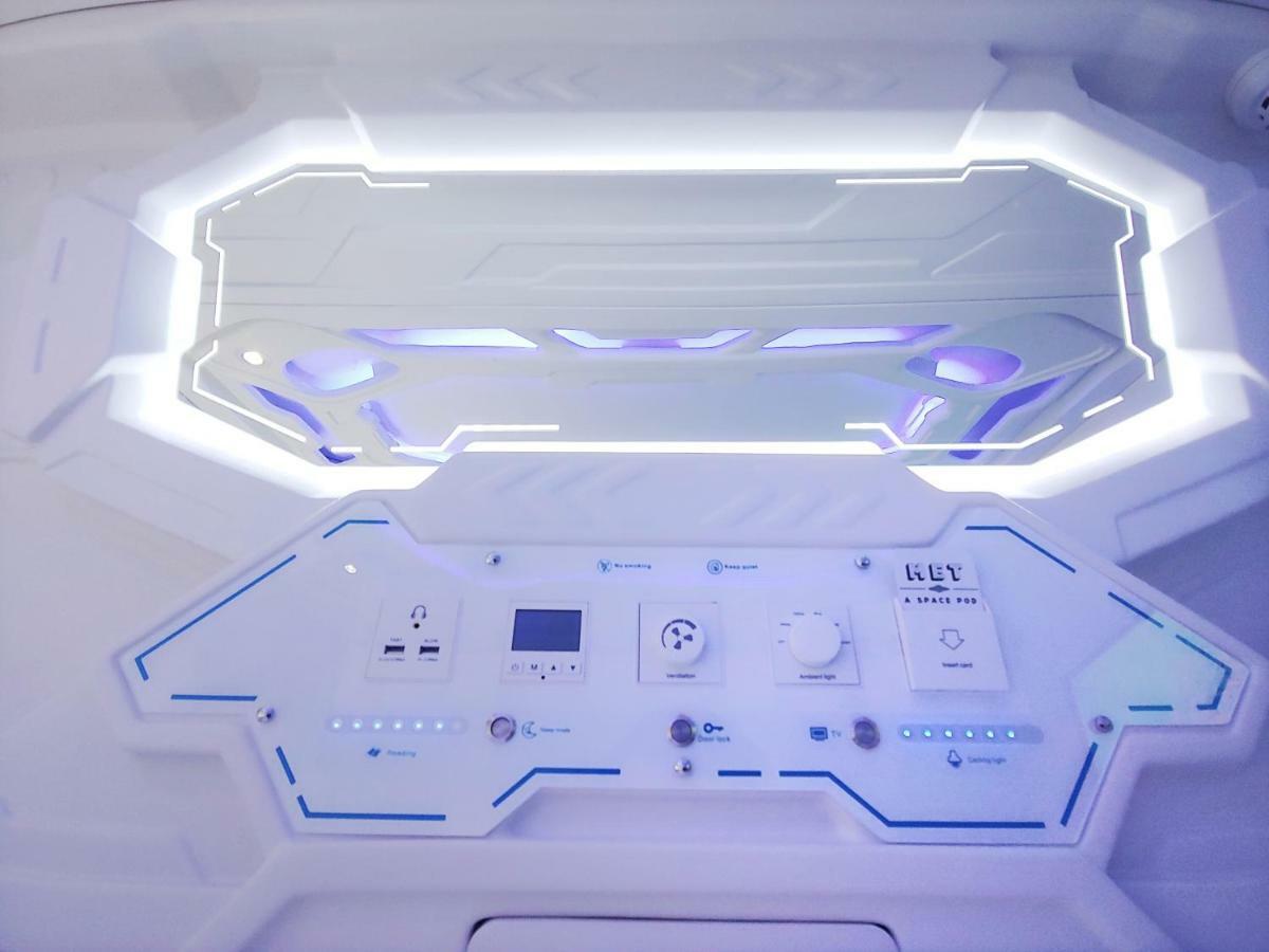 Met A Space Pod @ Asoke Bangkok Exteriör bild