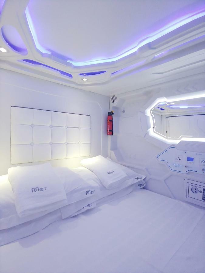 Met A Space Pod @ Asoke Bangkok Exteriör bild