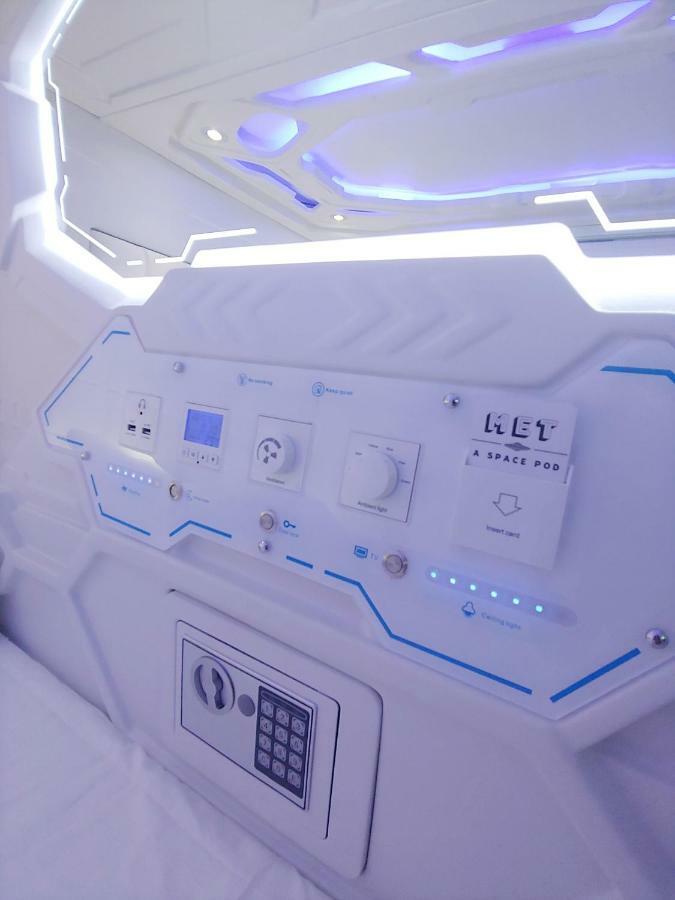 Met A Space Pod @ Asoke Bangkok Exteriör bild