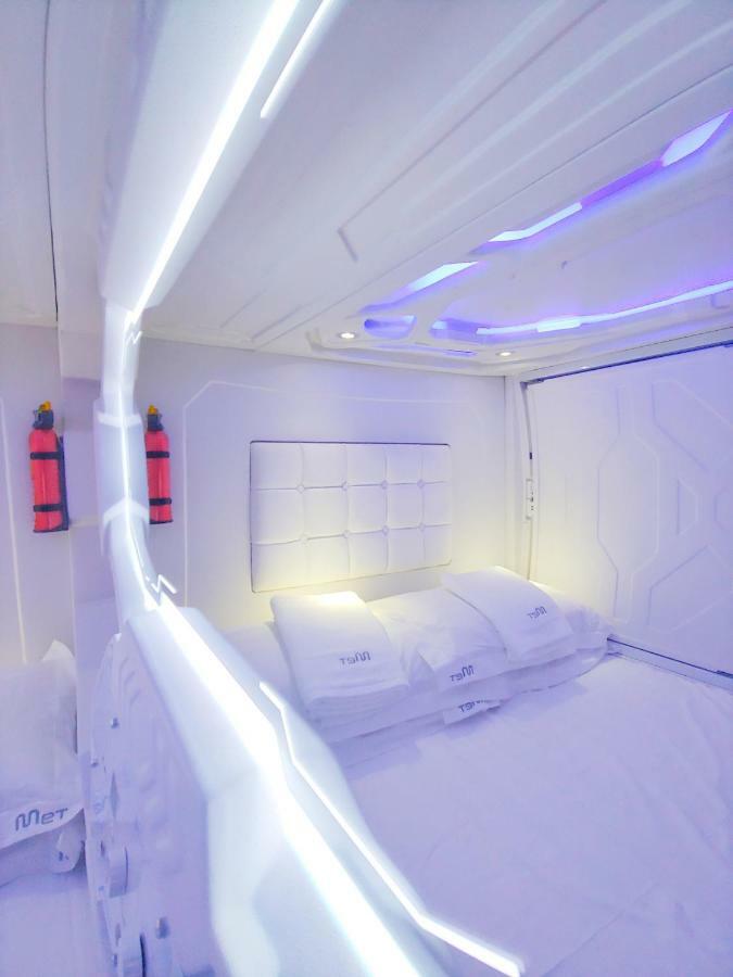 Met A Space Pod @ Asoke Bangkok Exteriör bild