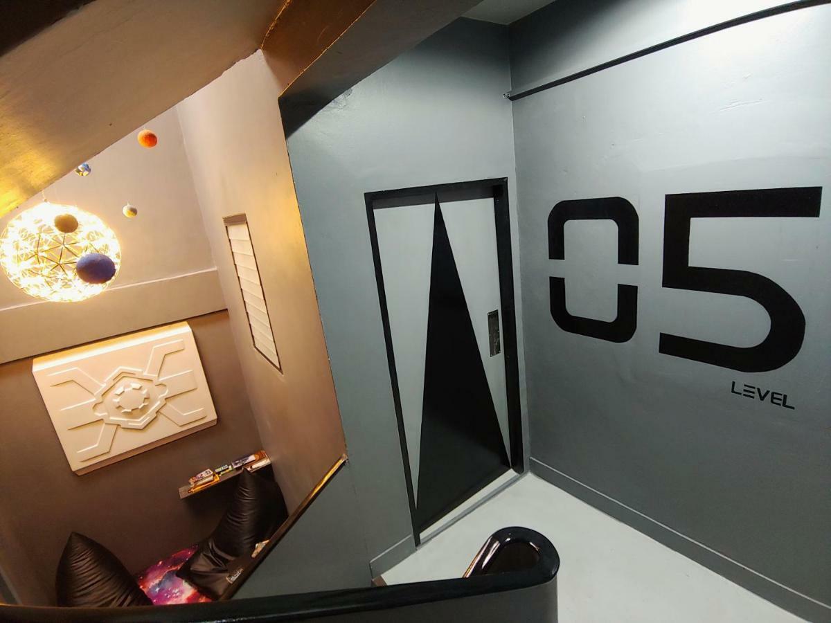 Met A Space Pod @ Asoke Bangkok Exteriör bild