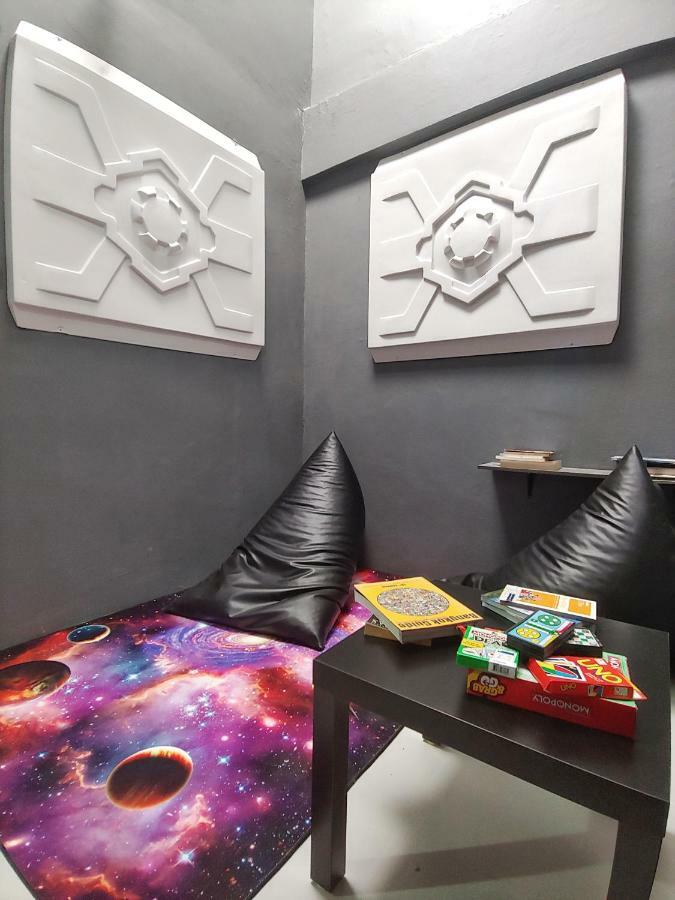 Met A Space Pod @ Asoke Bangkok Exteriör bild