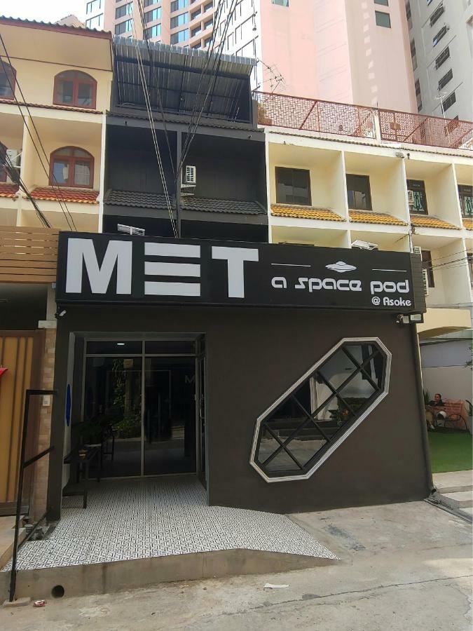 Met A Space Pod @ Asoke Bangkok Exteriör bild