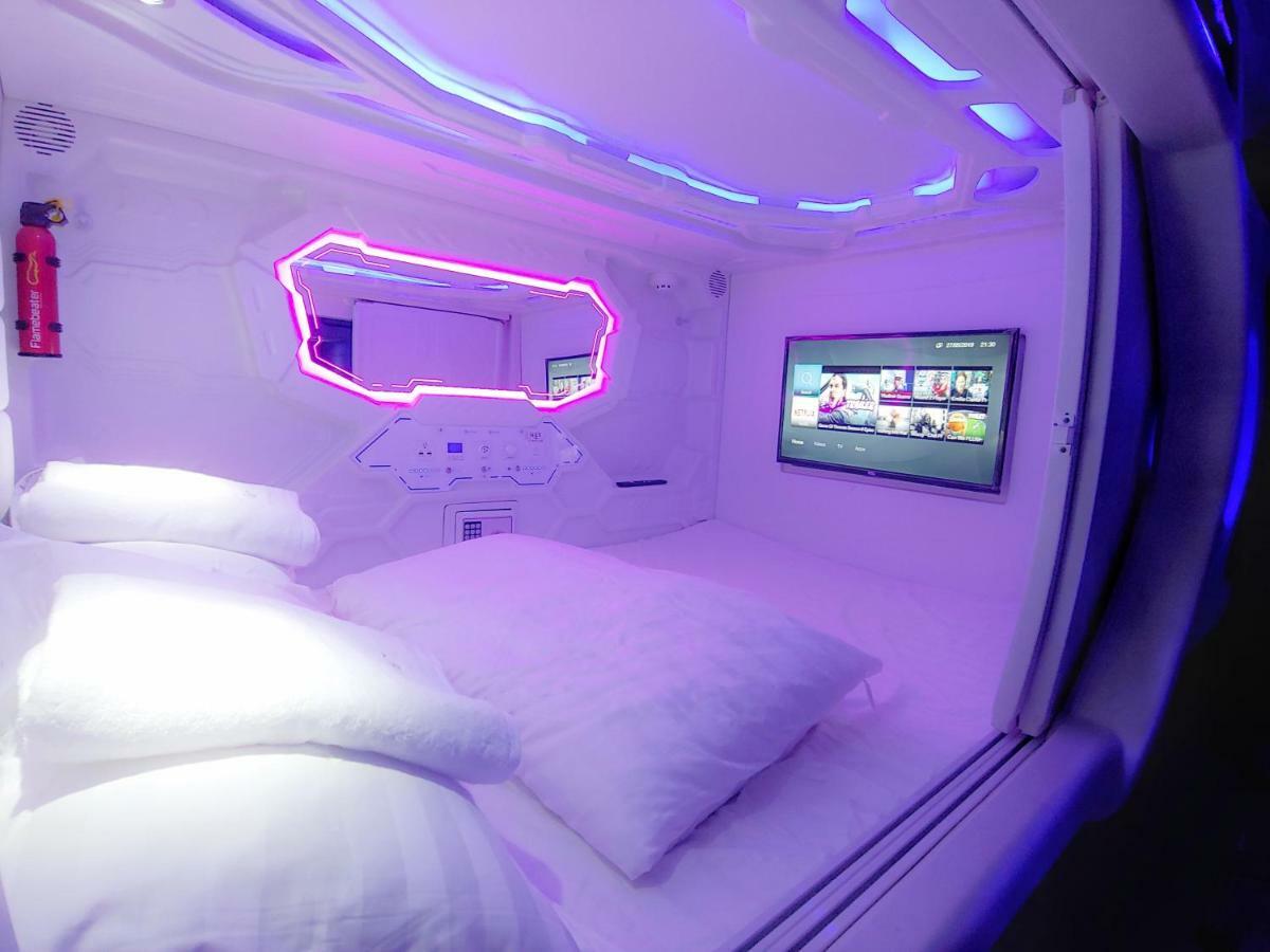 Met A Space Pod @ Asoke Bangkok Exteriör bild