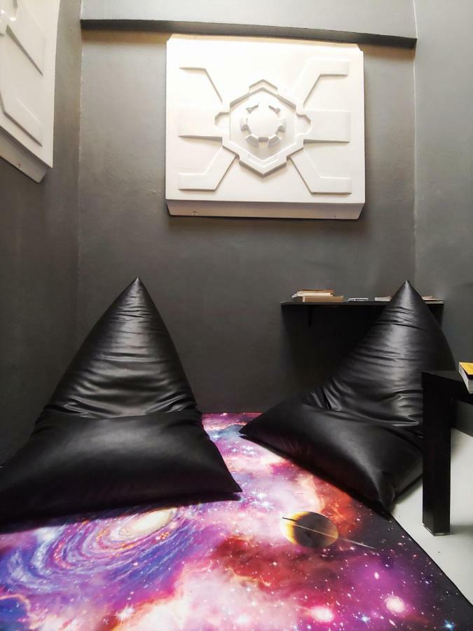 Met A Space Pod @ Asoke Bangkok Exteriör bild