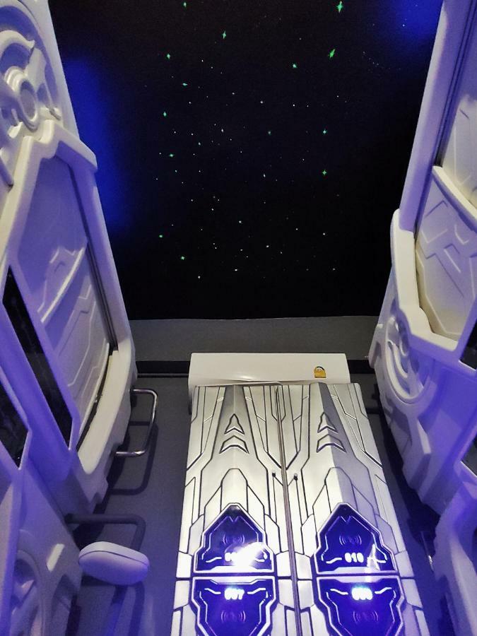Met A Space Pod @ Asoke Bangkok Exteriör bild
